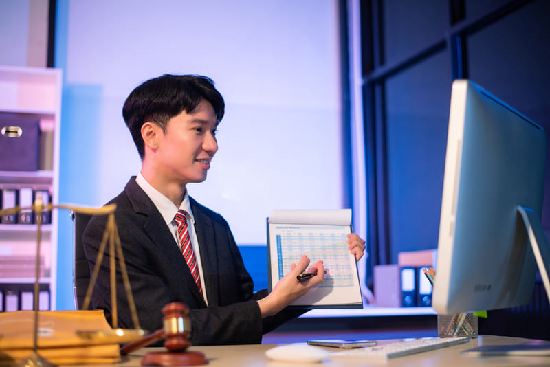 mức lương ngành luật kinh tế