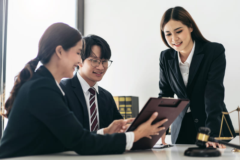 Chuyên viên pháp lý làm việc phối hợp chặt chẽ với nhiều bộ phận khác