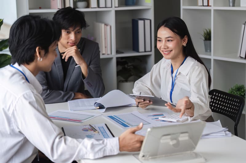 Chuyên viên tư vấn bảo hiểm chăm sóc khách hàng sau khi ký hợp đồng