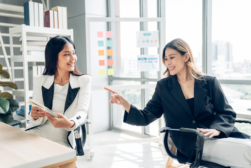 Chuyên viên quan hệ quốc tế làm việc trong môi trường đa quốc gia