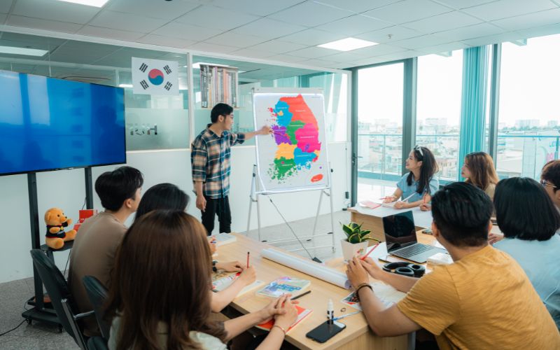 HUFLIT xây dựng môi trường học tập lấy giao tiếp thực tế làm trung tâm