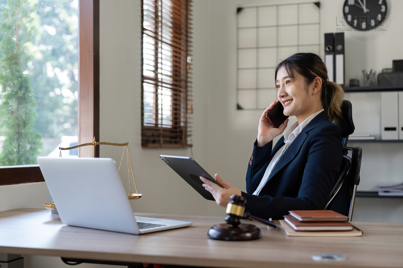 Công tố viên và luật sư ai lớn hơn