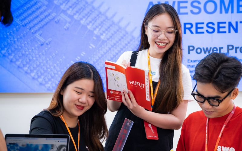 Khoa tổ chức nhiều chương trình để sinh viên trải nghiệm thực tế