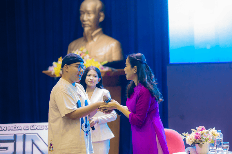 nên học quan hệ quốc tế hay ngôn ngữ anh