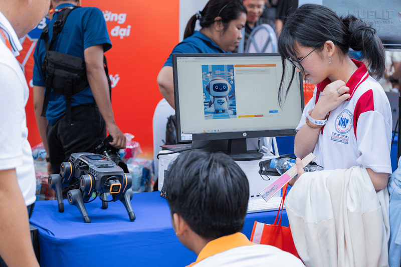 HUFLIT đào tạo AI