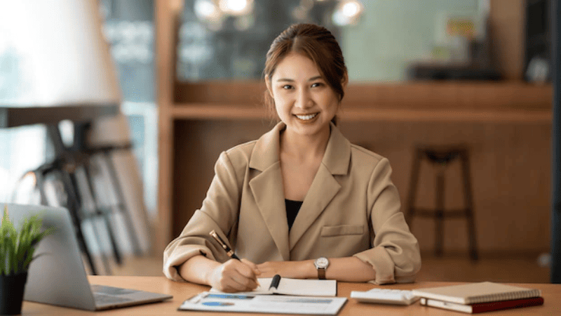 Nhân viên Thương mại điện tử vận hành và quản lý các kênh bán hàng