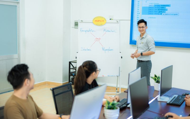 Sinh viên sẽ học lý thuyết nền tảng và được trang bị kỹ năng triển khai thực tế