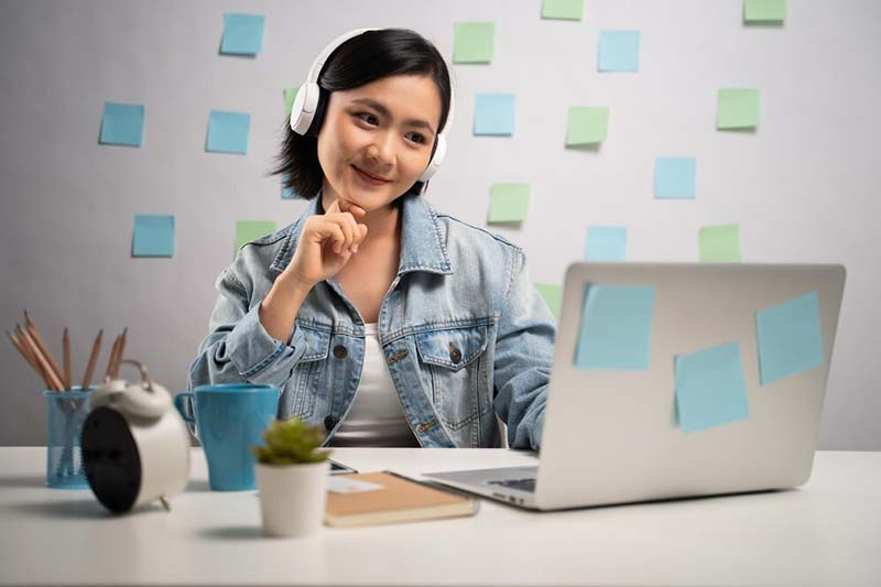 nhân viên vận hành sàn thương mại điện tử
