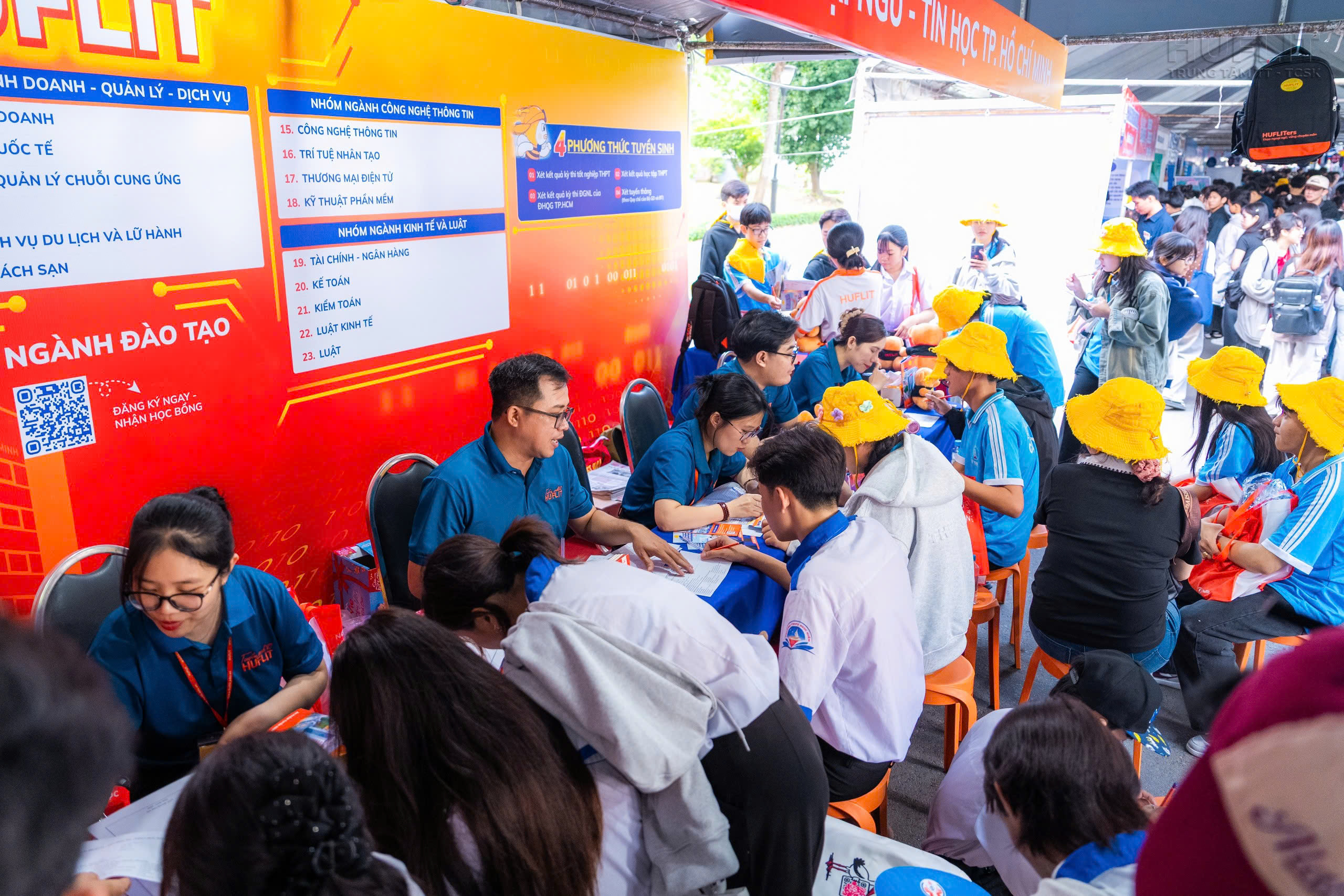HUFLIT tư vấn tuyển sinh