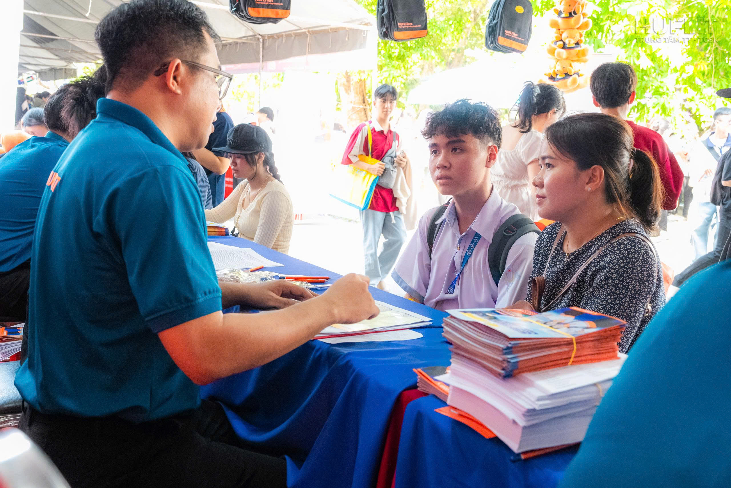 HUFLIT tư vấn tuyển sinh