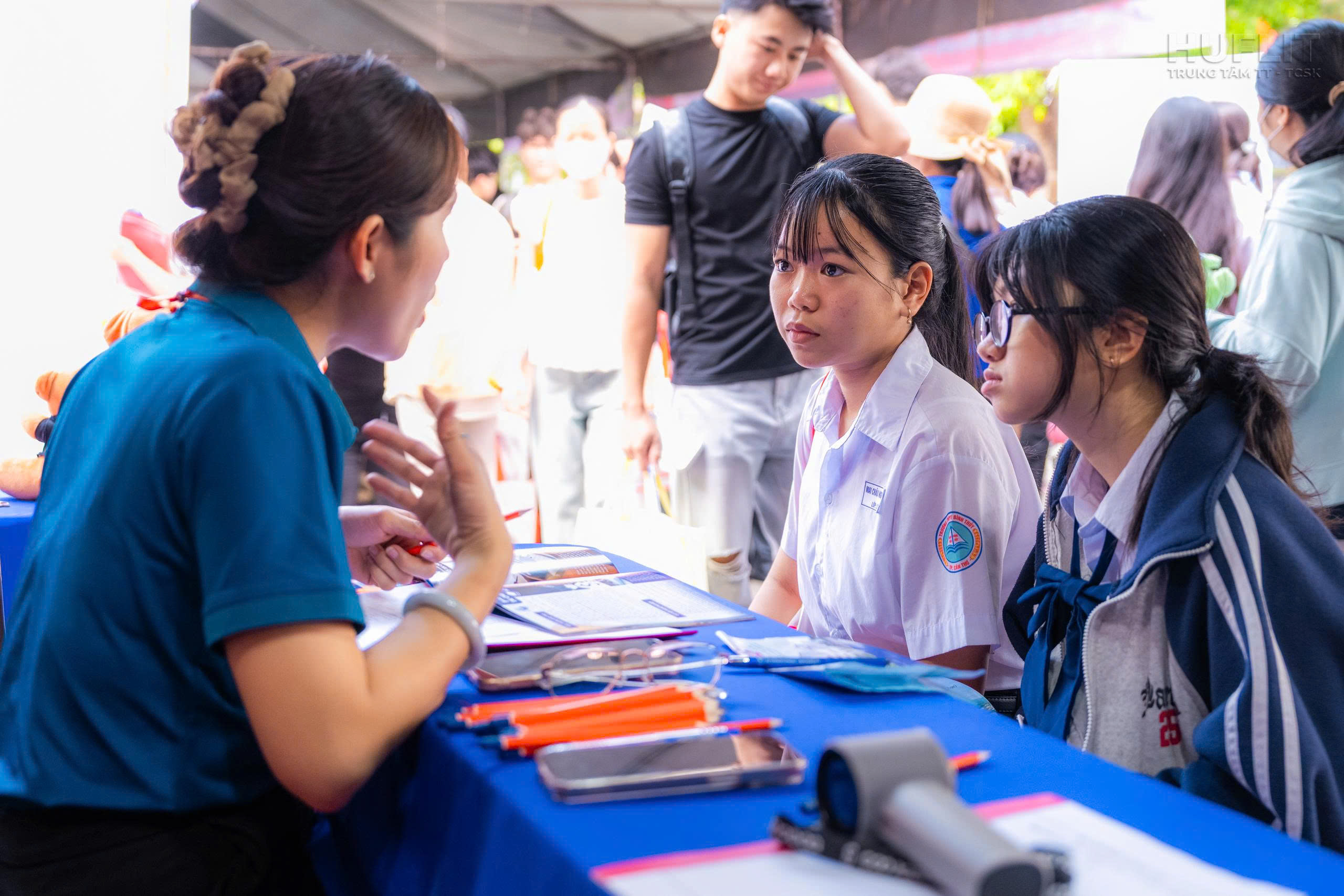 HUFLIT tư vấn tuyển sinh