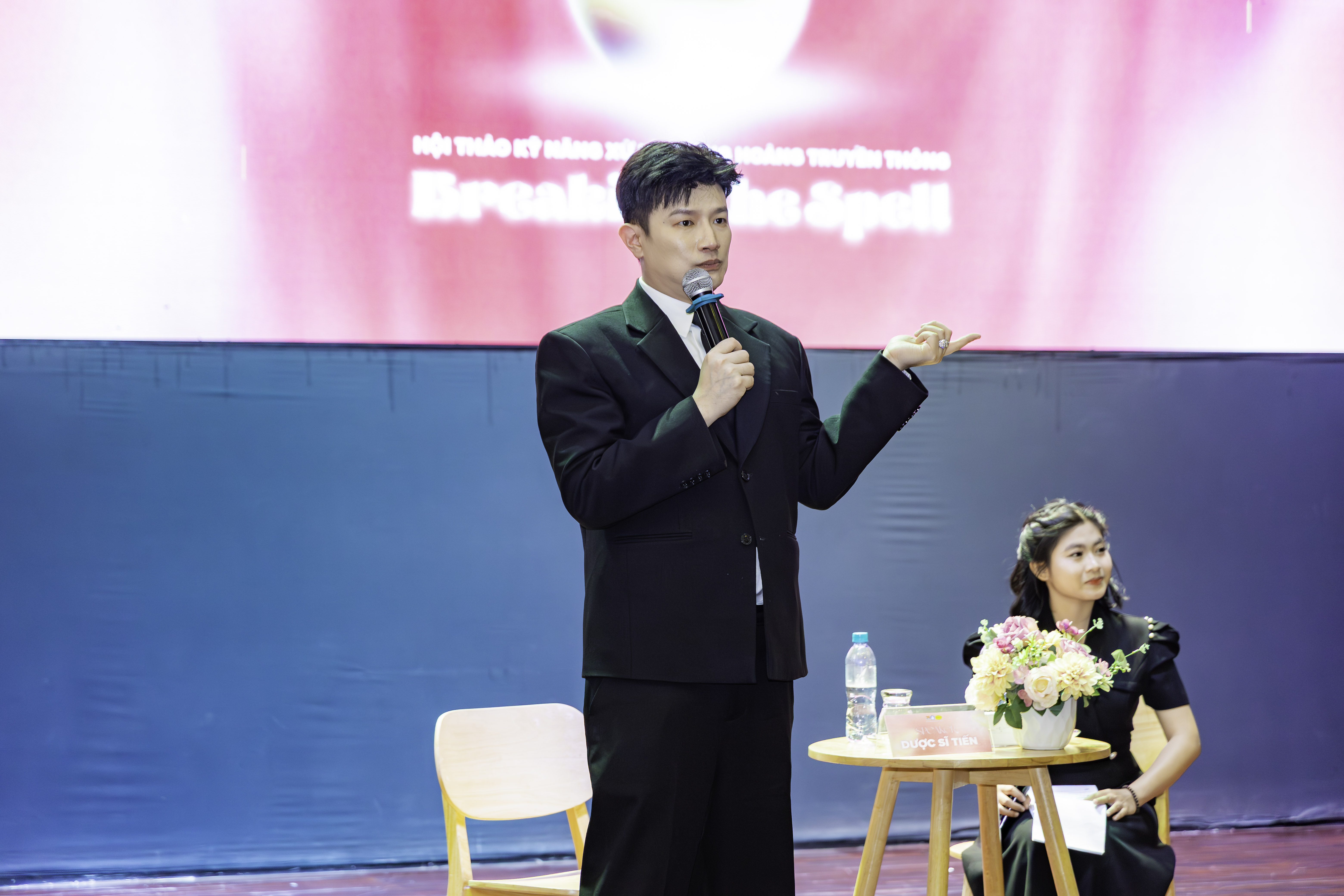 Sinh viên HUFLIT gỡ bỏ “lời nguyền” khủng hoảng truyền thông cùng Dược Sĩ Tiến tại “Breaking the Spell” năm học 2025 - 2026