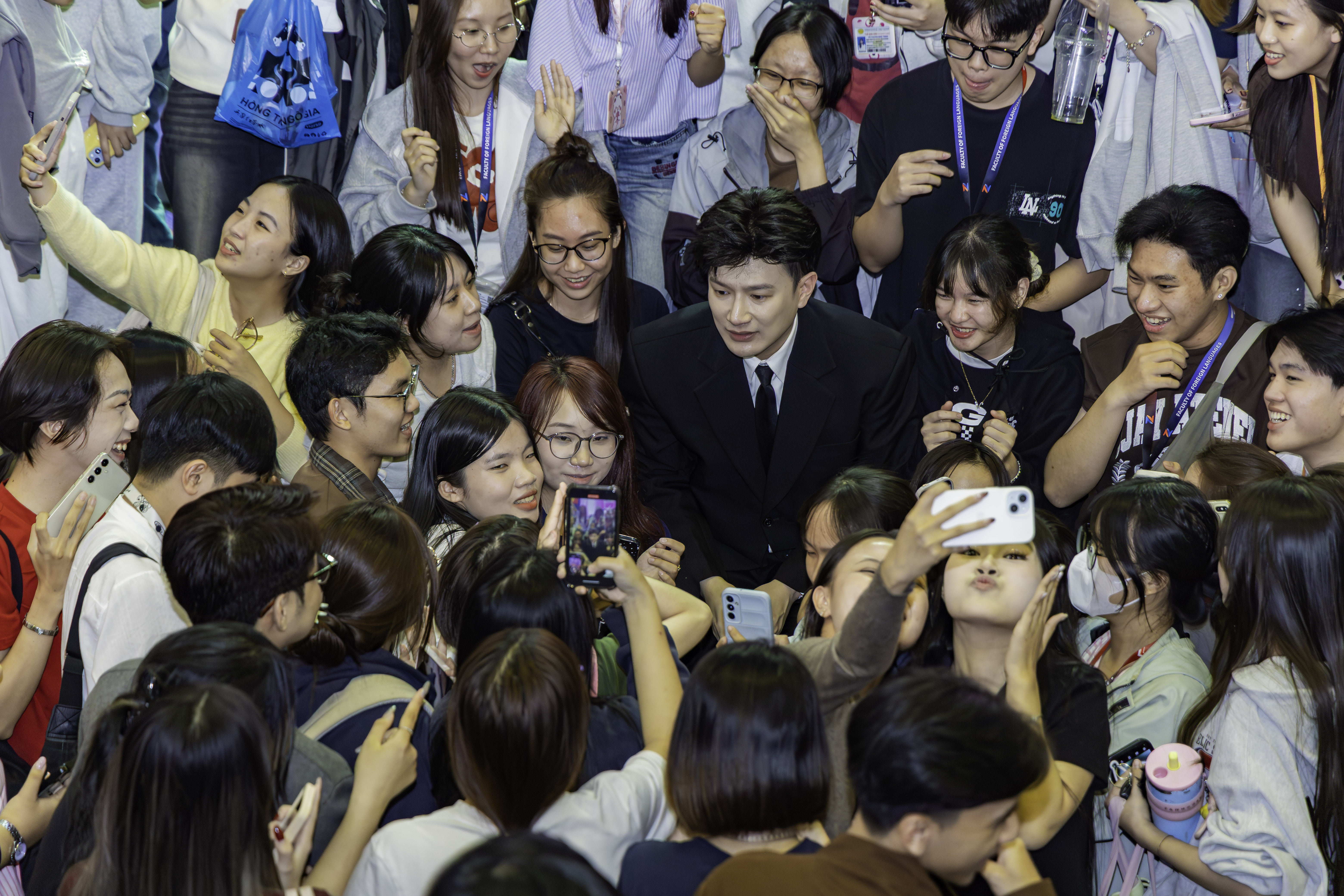 Sinh viên HUFLIT gỡ bỏ “lời nguyền” khủng hoảng truyền thông cùng Dược Sĩ Tiến tại “Breaking the Spell” năm học 2025 - 2026