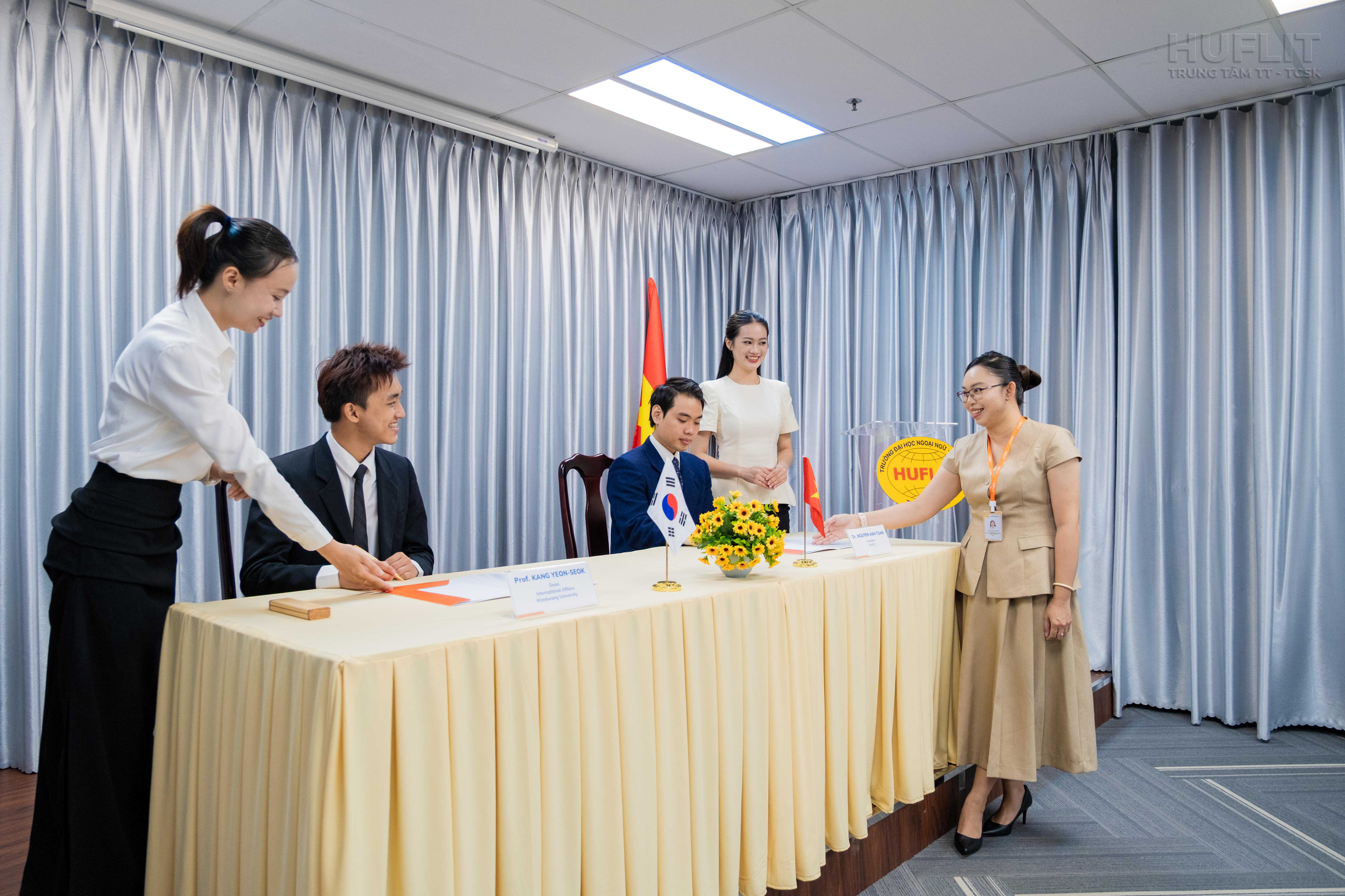 Khoa Quan hệ Quốc tế & Truyền thông